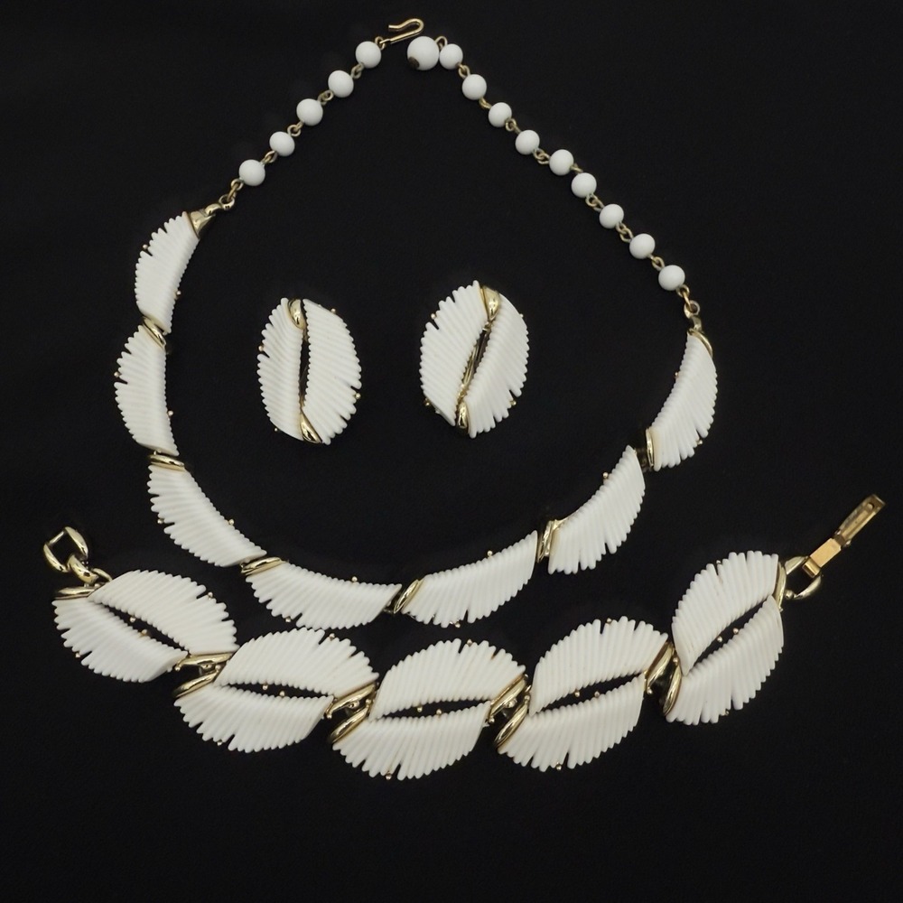 Vtg BSK Thermoset Parure Necklace Bracelet Earrings Set White Texture Org Box